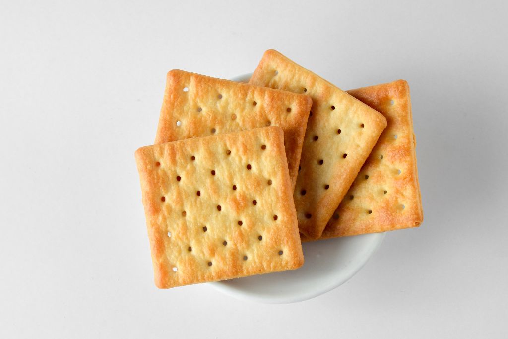 can dogs eat saltine crackers